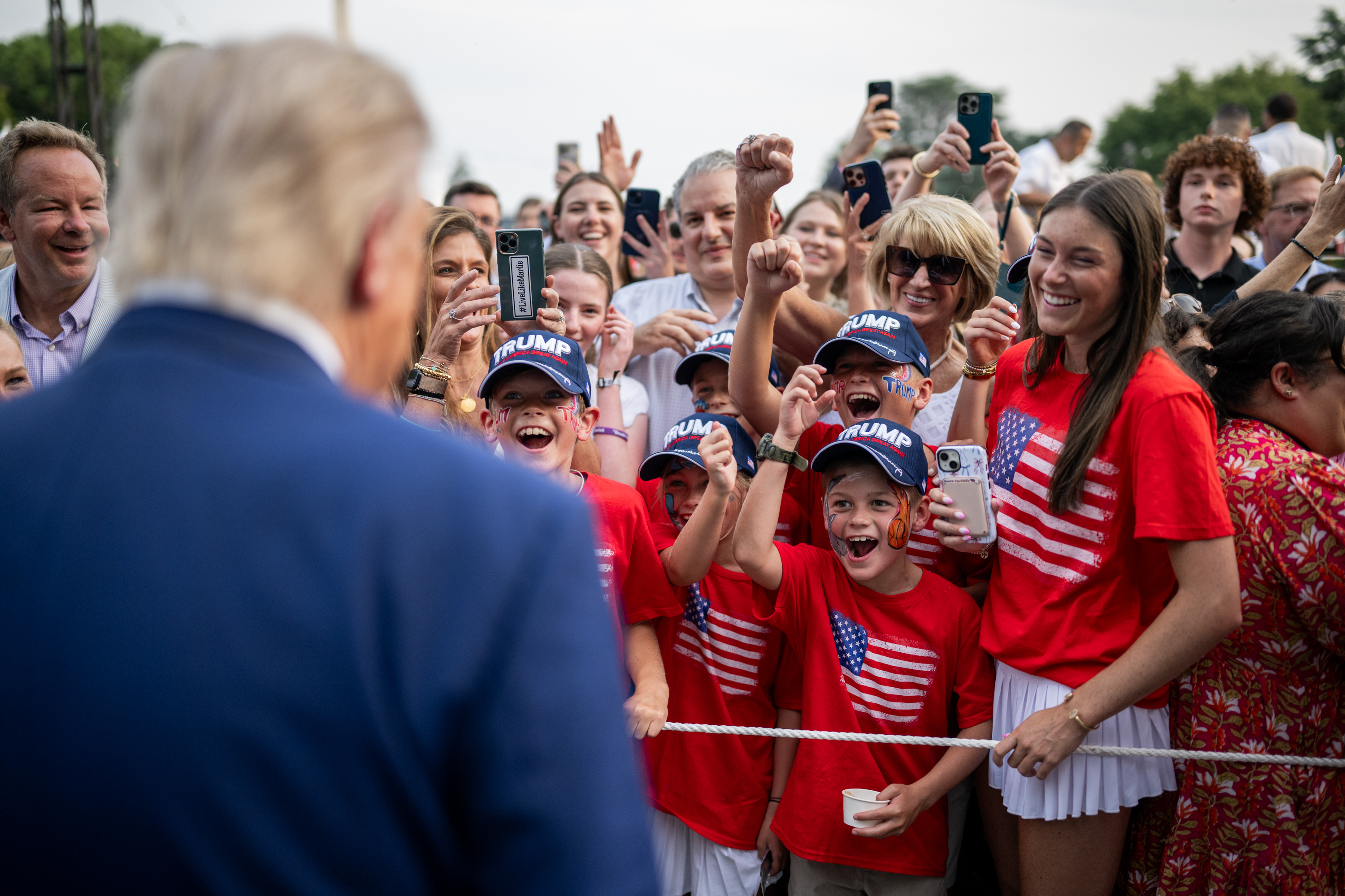 Donald Trump, victorioso tras su fallido intento de asesinato.
