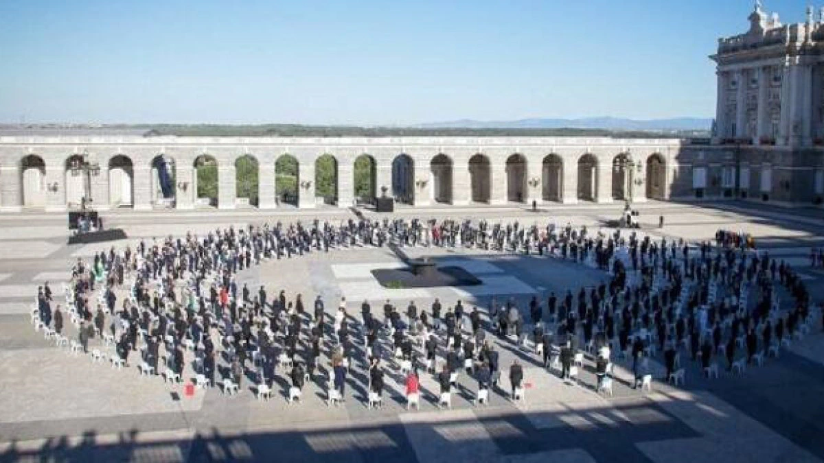 Escenografía sospechosa, sin elementos masónicos visibles, pero de inspiración laica. En este caso es la ceremonia institucional vinculada a un «homenaje» a las víctimas de la plandemia.