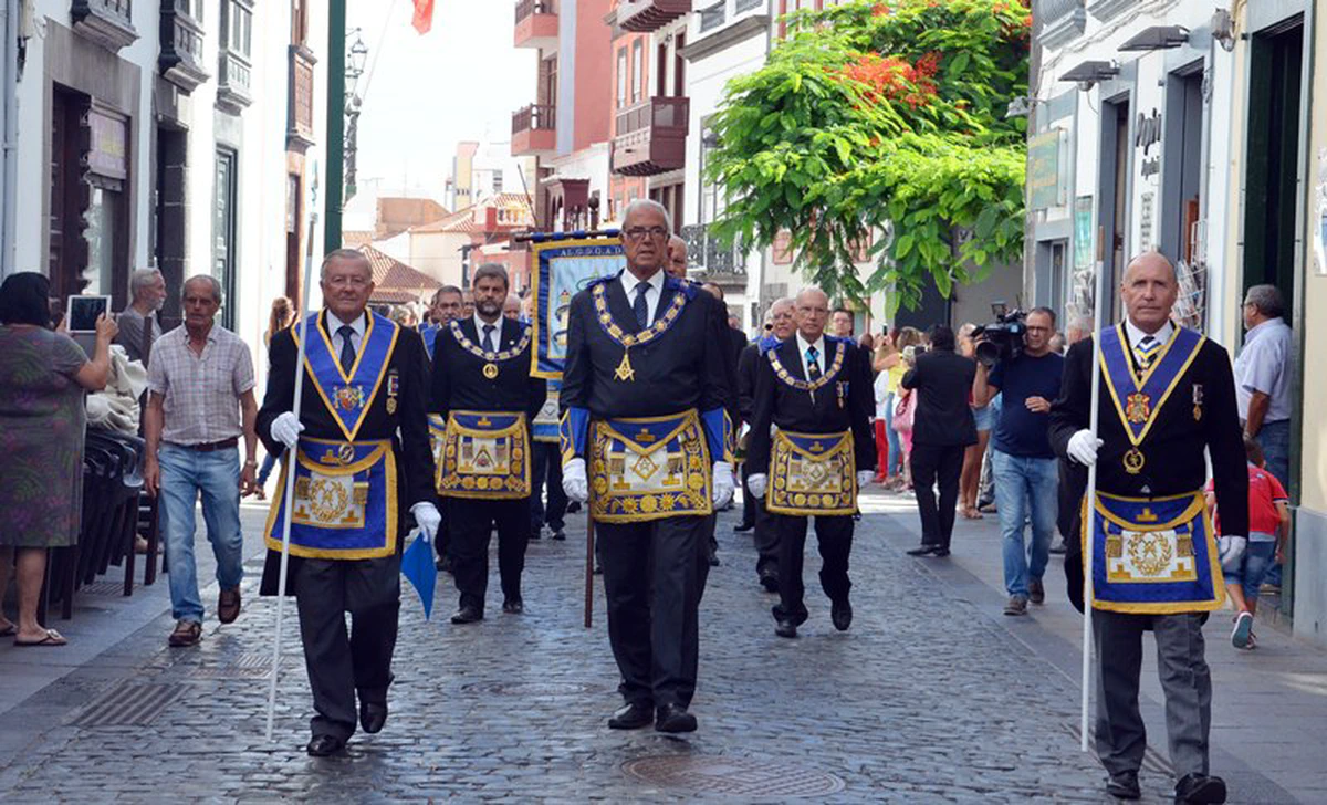 En los países del llamado Occidente, las logias masónicas actúan públicamente, y están registradas legalmente como asociaciones civiles. En España la masonería es legal desde 1979.