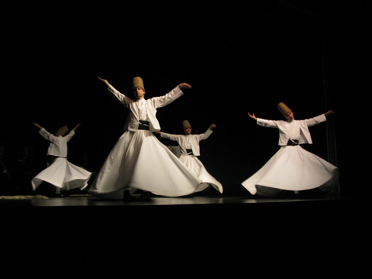 La danza sufí de los Derviches Turcos