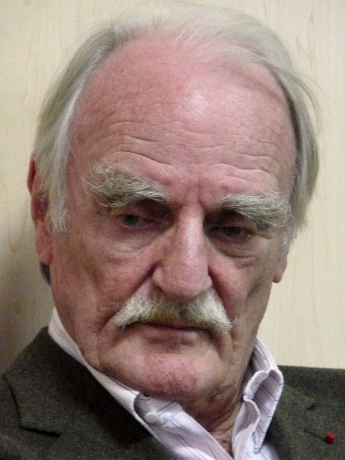 Jean Raspail (1925-2020), fue un destacado escritor y aventurero francés, agasajado con los mayores premios literarios de su país, como la propia Academia Francesa.
