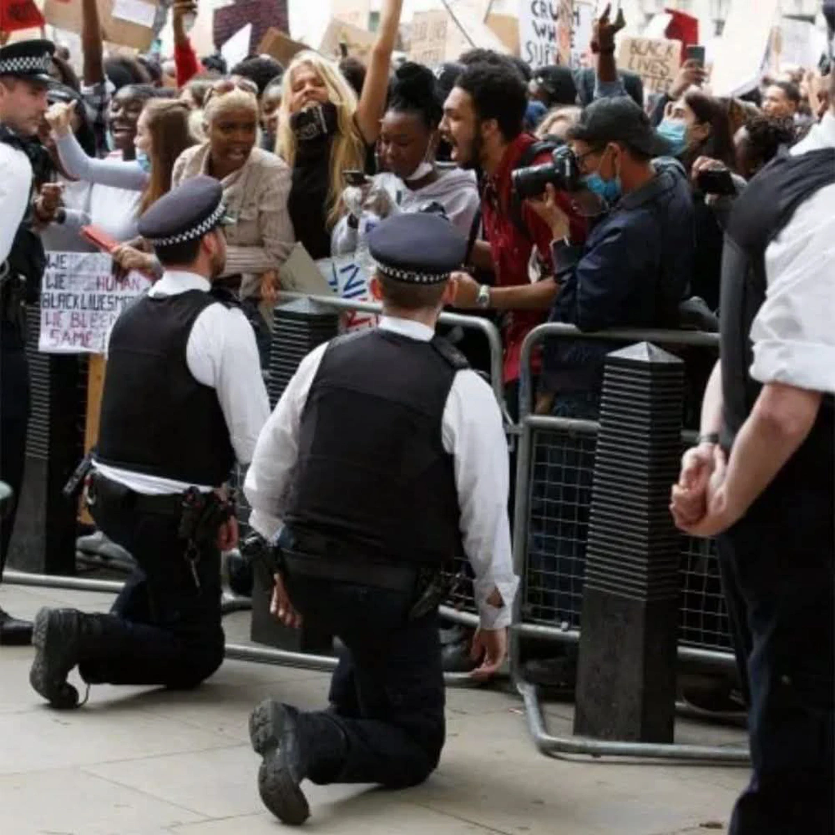 En 2016 se popularizó el gesto de «hincar en la rodilla» para «luchar contra el racismo», como una ingeniería social inducida para profundizar en un sentimiento de culpa blanco. En 2020, este «movimiento» volvió a emerger con fuerza tras la muerte de George Floyd, un delincuente de raza negra, a manos de un policía blanco.