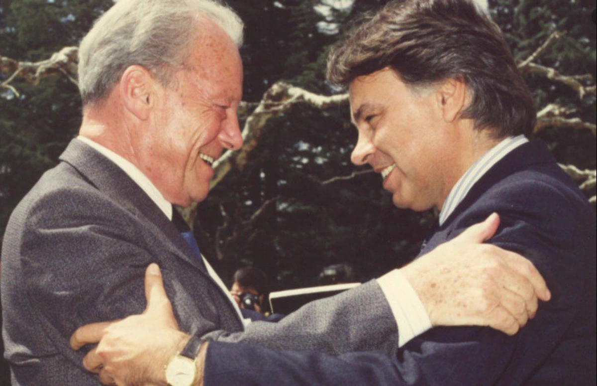 Willy Brandt y Felipe González durante uno de sus encuentros en los actos de la Internacional Socialista.