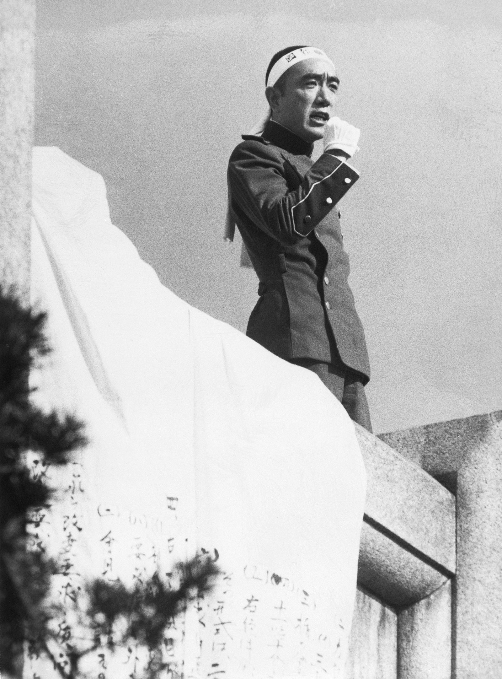 Yukio Mishima (1925-1970) ataviado con una armadura de samurai. El último samurai del Japón, un verdadero kshatriya frente a la cobardía y el aburguesamiento moderno.