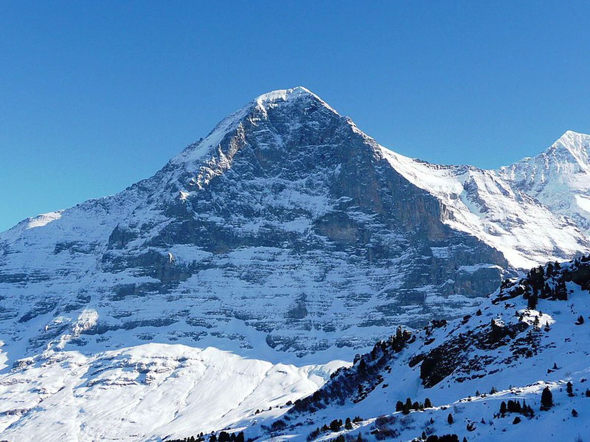 El Monte Eiger, la legendaria montaña ubicada en los Alpes suizos ha tenido durante décadas la aureola de inexpugnable con sus 3970 metros de altitud. Escarpada y desafiante, se ha cobrado la vida de numerosos alpinistas y aventureros.