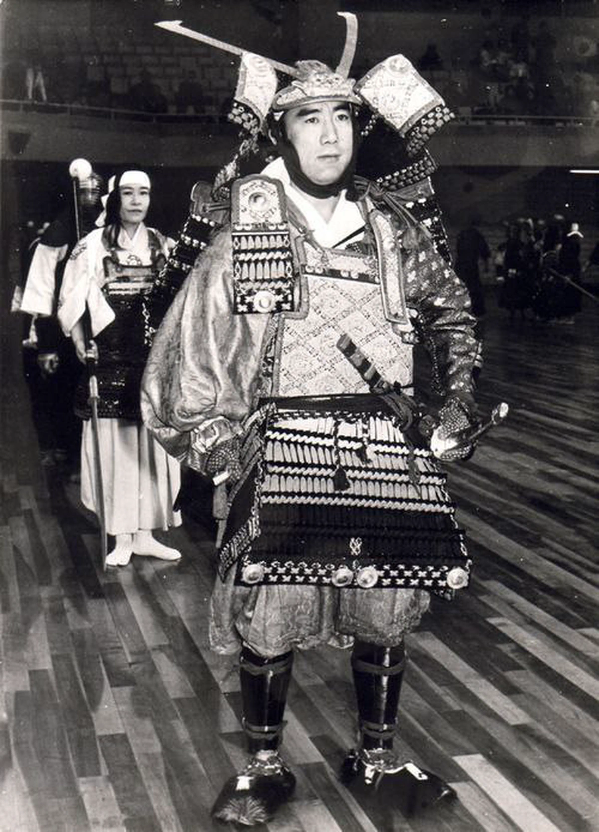 Yukio Mishima (1925-1970) ataviado con una armadura de samurai. El último samurai del Japón, un verdadero kshatriya frente a la cobardía y el aburguesamiento moderno.