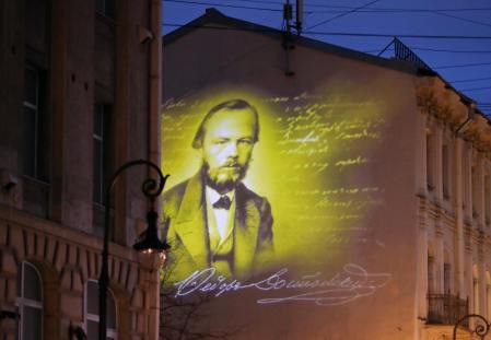 La imagen de Fiódor Dostoyevski proyectada sobre la casa de San Petersburgo en la que pasó sus últimos años.