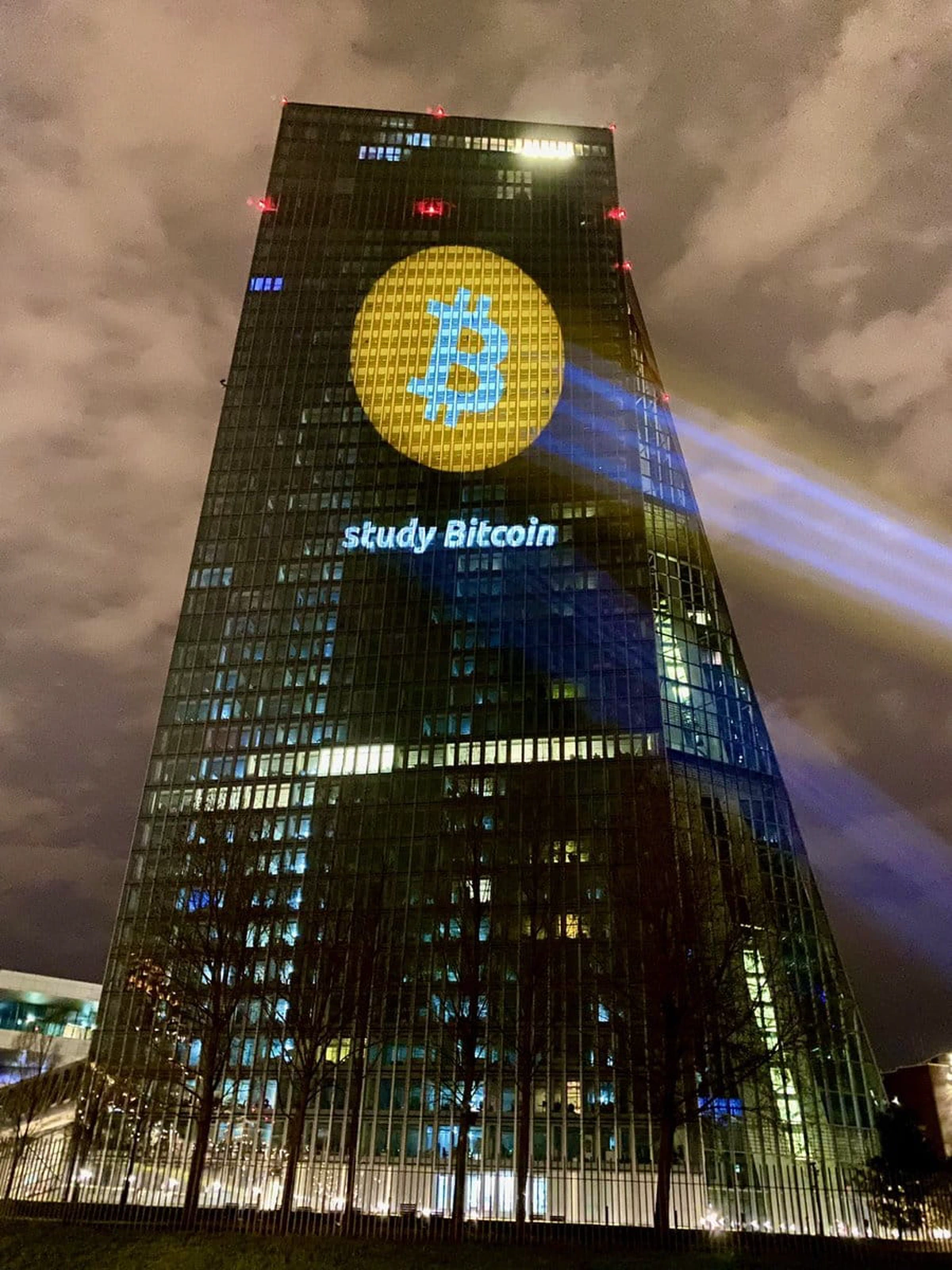 «Estudia Bitcoin» proyectado sobre la sede del BCE el pasado 30 de marzo de 2023.