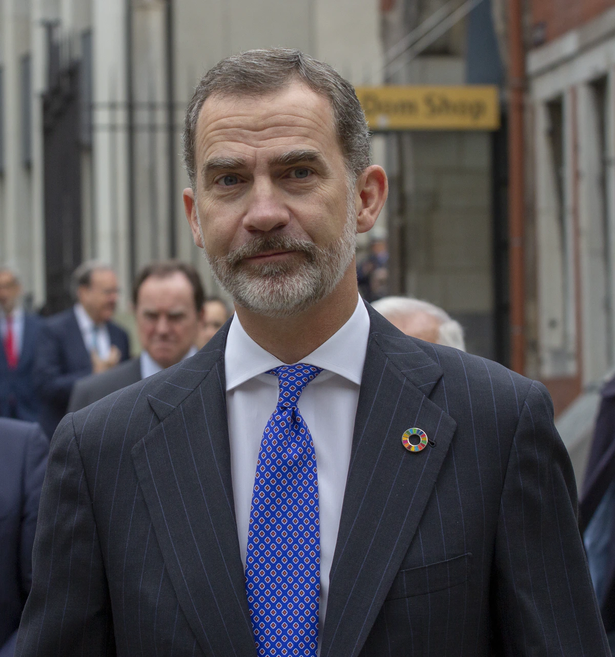 El rey Felipe VI con el pin de la Agenda 2030 en la solapa, demostrando la consabida connivencia de las autoridades con el siniestro proyecto poshumanista y global propuesto desde Davos.