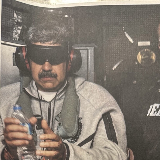 Una de las imágenes más difundidas estos días: el mandatario venezolano, Nicolás Maduro, esposado y con los pulgares hacia arriba, acompañado de agentes de la DEA tras su llegada a Nueva York.