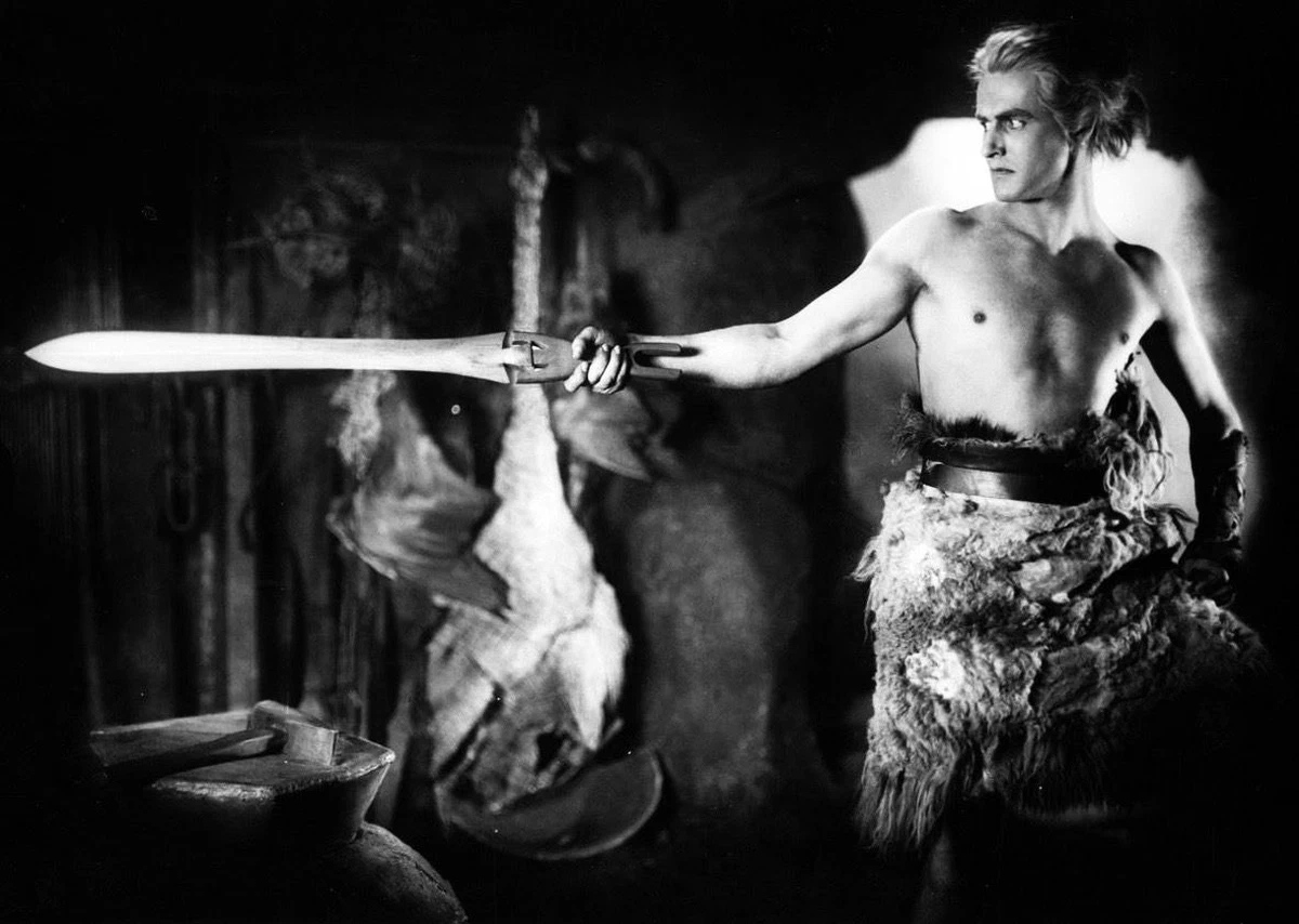Fotograma de la película «Die Nibelungen» (1924), donde se muestra al actor Paul Richter interpretando a Sigfrido mientras blande la espada.
