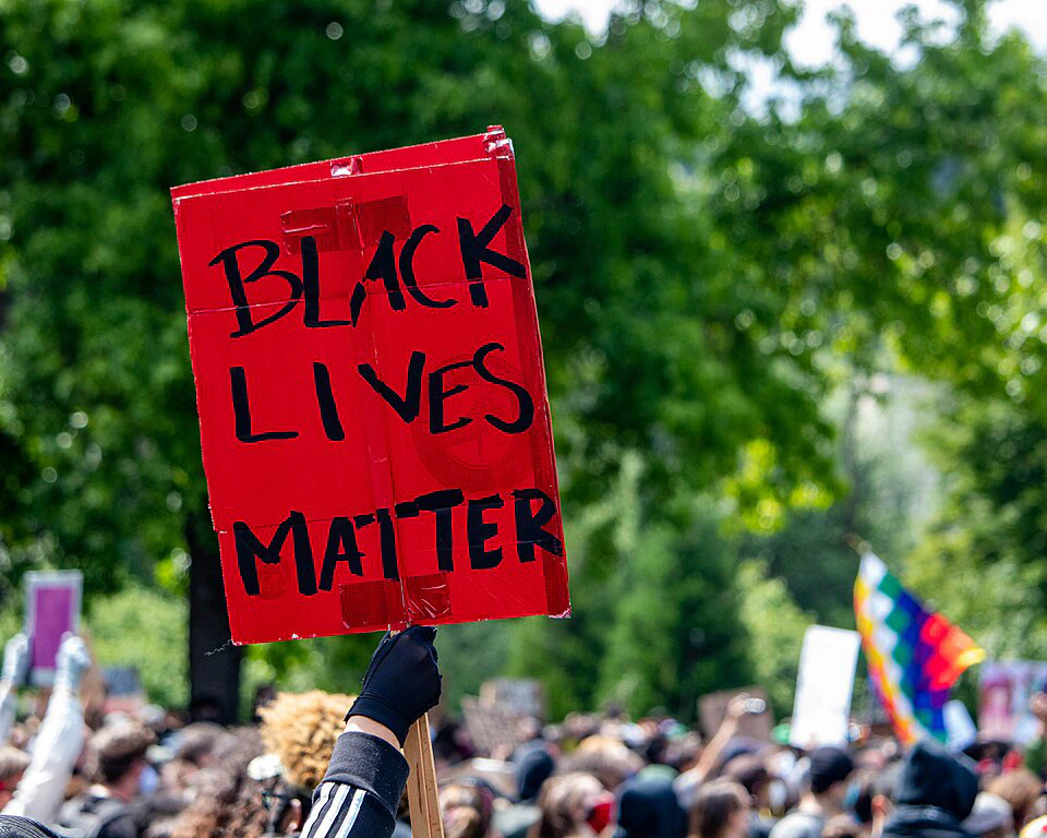 Marcha del Black Lives Matter, movimiento financiado por George Soros, en Estados Unidos por un pretendido caso de «racismo».