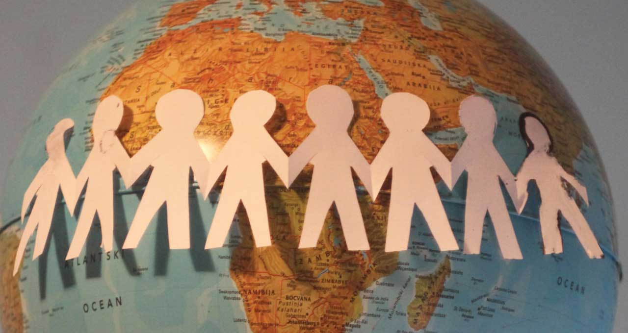 La ideología de los derechos humanos parte de principios abstractos y universales, válidos para toda la «humanidad». Como subproducto de la ideología  liberal, ignora la diversidad de pueblos, tradiciones y realidades históricas concretas.