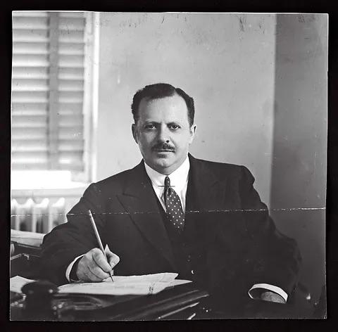 Edward Bernays (1891-1995), el autor de «Propaganda», considerado un pionero de las «relaciones públicas» en un sentido moderno y actual.