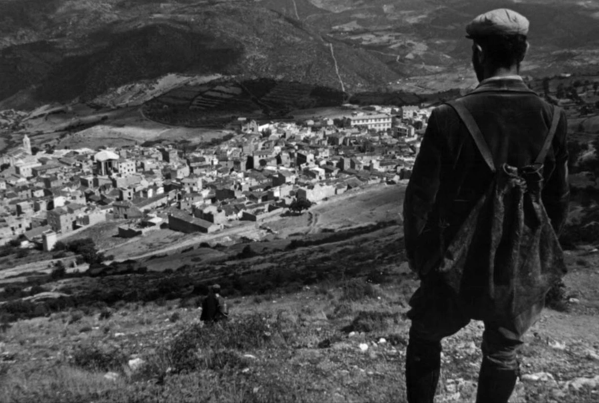 El protagonista observando Orgosolo desde las montañas.