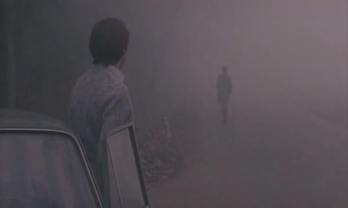 El ambiente lúgubre y oscuro domina todo el metraje.