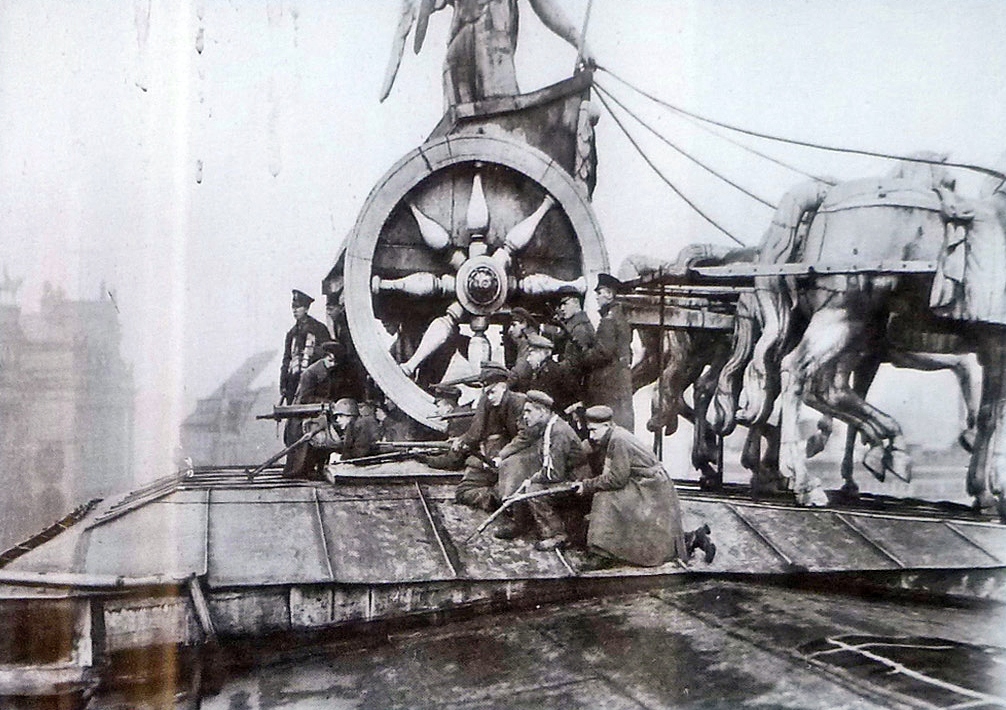 Posición de ametralladora en la cuadriga de la Puerta de Brandeburgo, Berlín, durante el Levantamiento Espartaquista; 7 de enero de 1919; Landesarchiv Berlin.