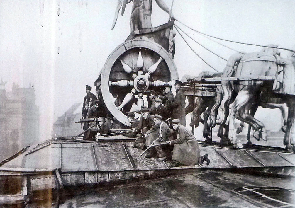 Posición de ametralladora en la cuadriga de la Puerta de Brandeburgo, Berlín, durante el Levantamiento Espartaquista; 7 de enero de 1919; Landesarchiv Berlin.