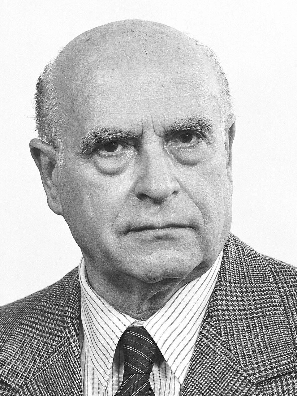 Pino Romualdi (1913-1988), fue una de las figuras más importantes de la derecha radical italiana de posguerra. Fue diputado en la Cámara italiana y parlamentario europeo. 