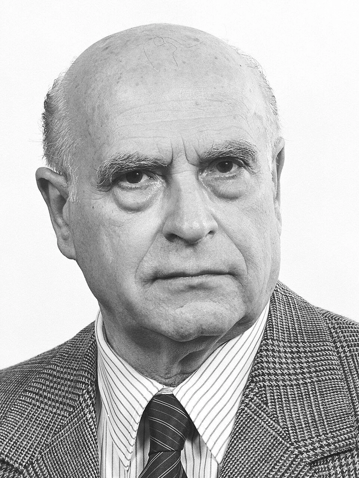 Pino Romualdi (1913-1988), fue una de las figuras más importantes de la derecha radical italiana de posguerra. Fue diputado en la Cámara italiana y parlamentario europeo. 