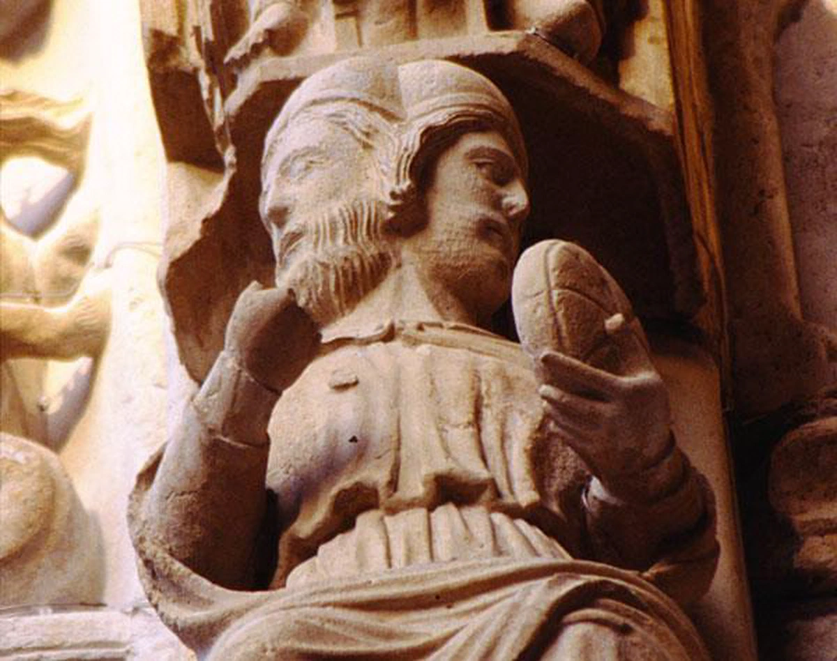 Estatua del dios Jano en la catedral de Chartres