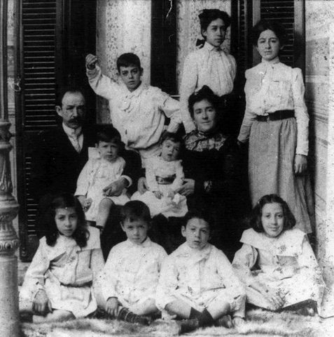 Familia española de comienzos del siglo XX. Familia española de comienzos del siglo XX.